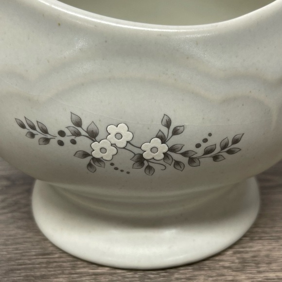 Pfaltzgraff Heirloom Gravy Boat – Vintage Stoneware Floral Pedestal Server - Picture 2 of 8